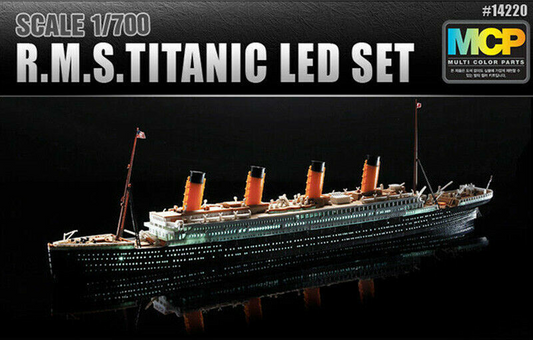 RMS Titanic (avec kit d'éclairage LED) - ACADEMY 1/700