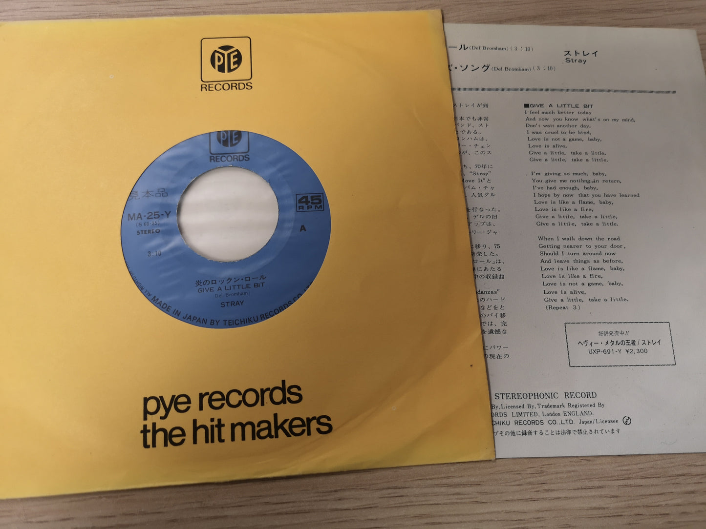 Stray "Give a Little Bit" Orig Japan 1975 M-/M- (7" Single)