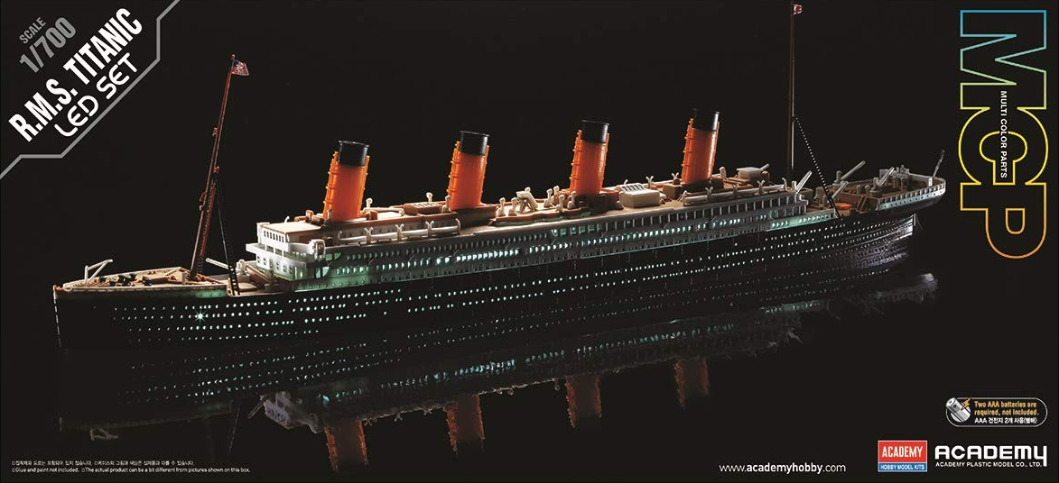 RMS Titanic [Pre-painted kit with LED Lighting Set] - ACADEMY 1/700
