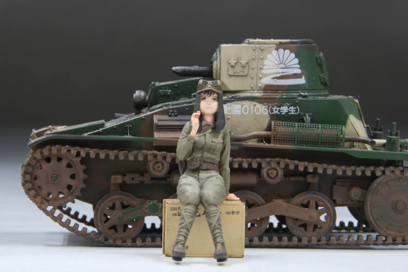 Historical Costume Girl "Itsuka" w/Type 94 Tankette (Late) - FINEMOLDS 1/35